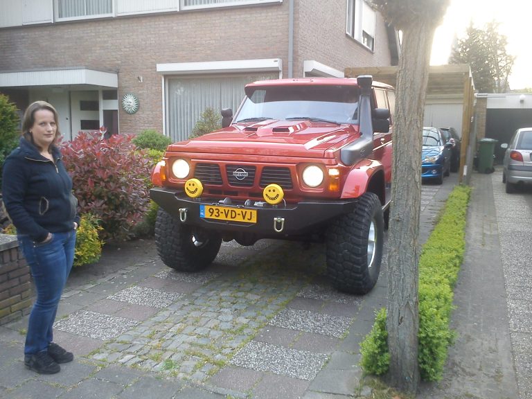 Ein großes rotes Auto